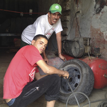 Von Marrakesch nach Ouazazarte: Reifenpanne in Taddert